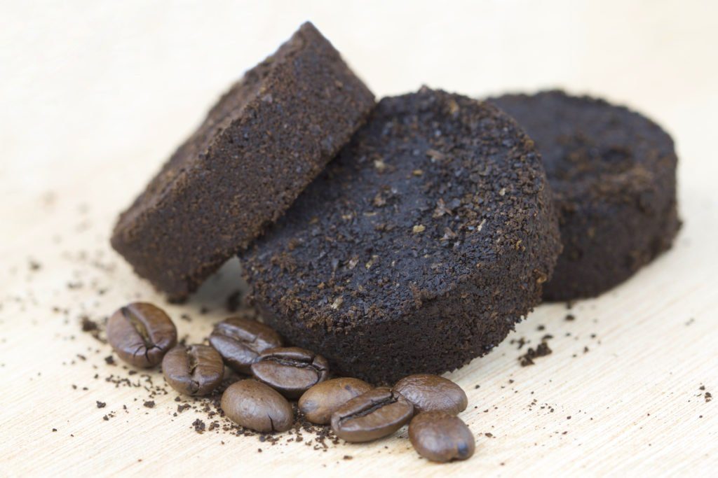 Granos de café en el escritorio