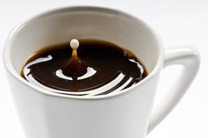 Una taza de café sobre fondo blanco