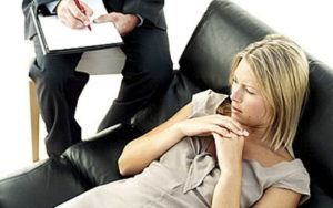 La mujer con aracnofobia está recibiendo tratamiento.