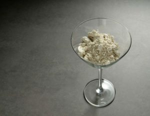 Tierra diatómica en vaso de cóctel en el suelo