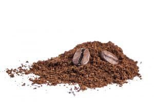 Frijoles de café y cafés de fondo blanco