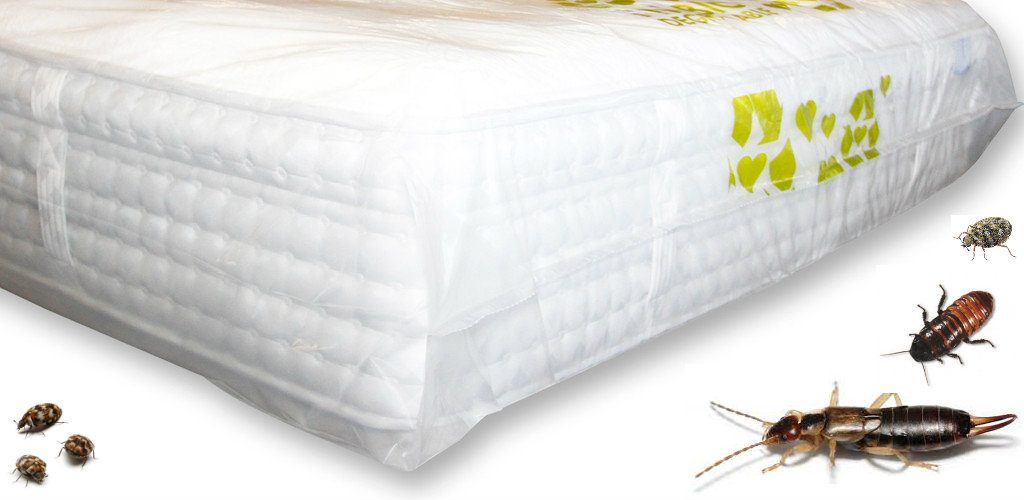 Cama blanca y sábanas con diferentes insectos