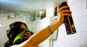 fumigación de insecticida en la pared en el hogar