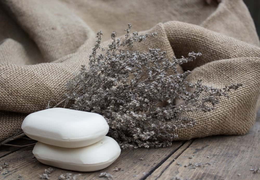 Dos jabones antibacterianos con lavanda